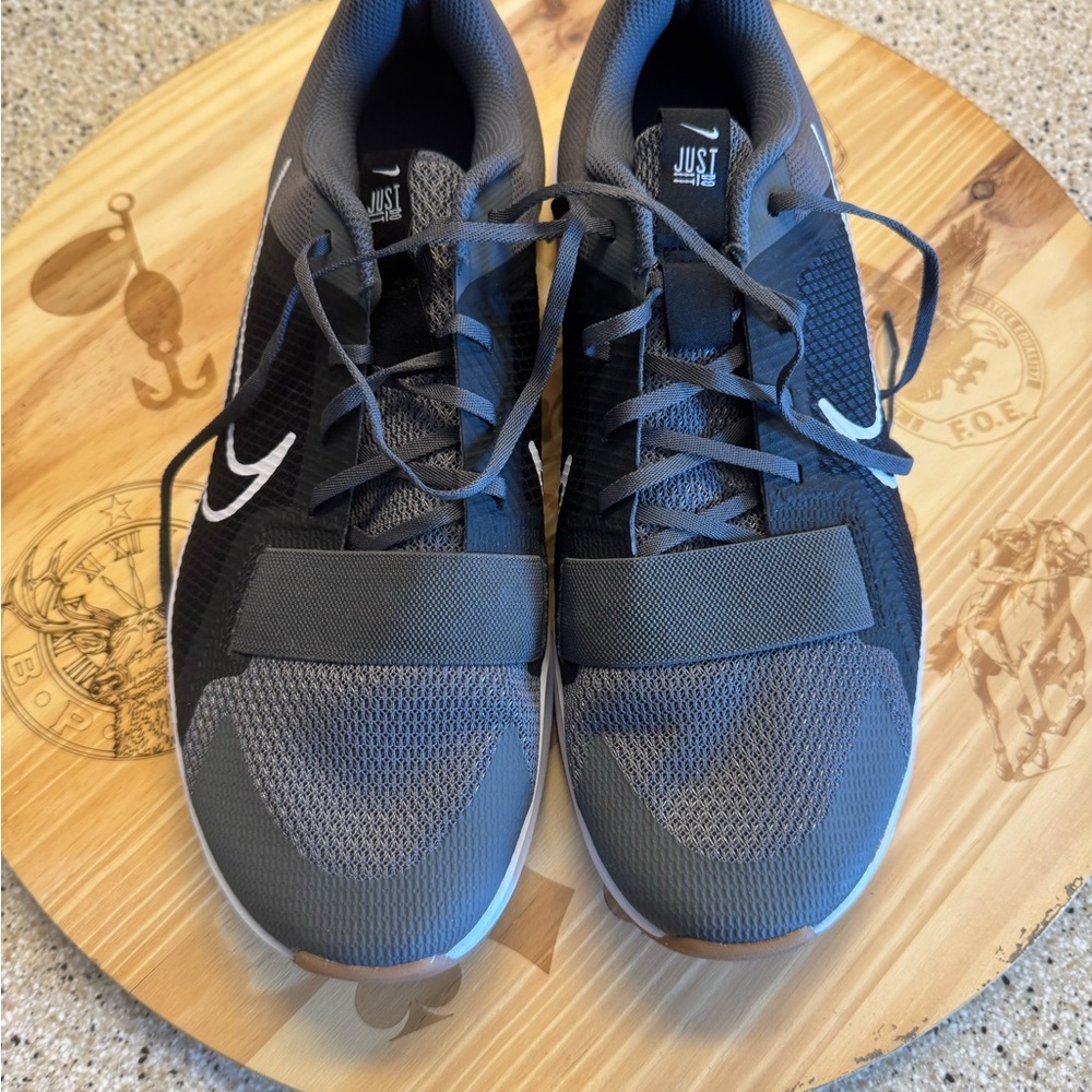 Nike Men's Black and Gray Athletic Shoes